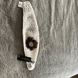 Feather detailed head wrap for the winter